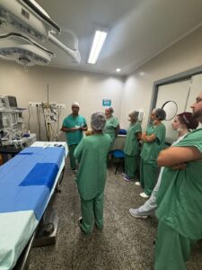 Treinamento de equipe em sala de procedimento