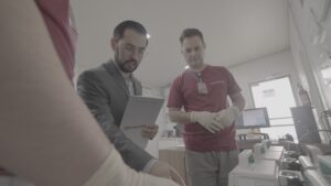 Equipe técnica realizando manutenção de equipamento