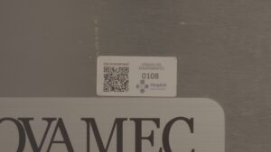 Etiqueta de ativo patrimonial em equipamento