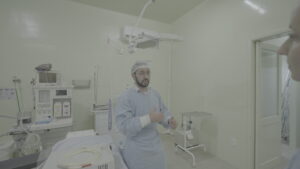 Sala cirúrgica com equipamento calibrado