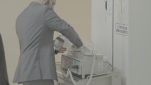 Técnico realizando inspeção de equipamento